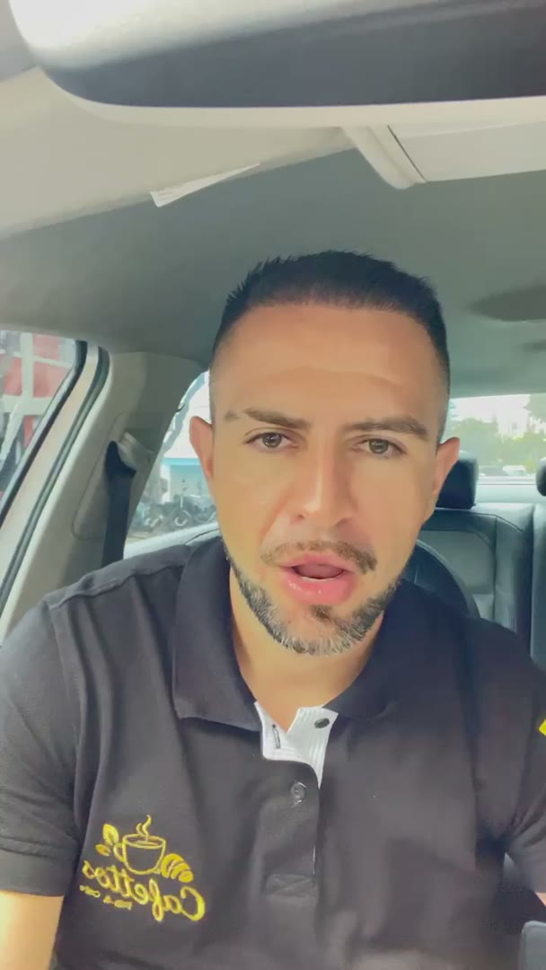 Andrés, dueño de Caffetos, recomendando POS Colombia